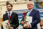 Burmistrz Radłowa Mateusz Borowiec i wicemarszałek Józef Gawron z różami w dłoniach.