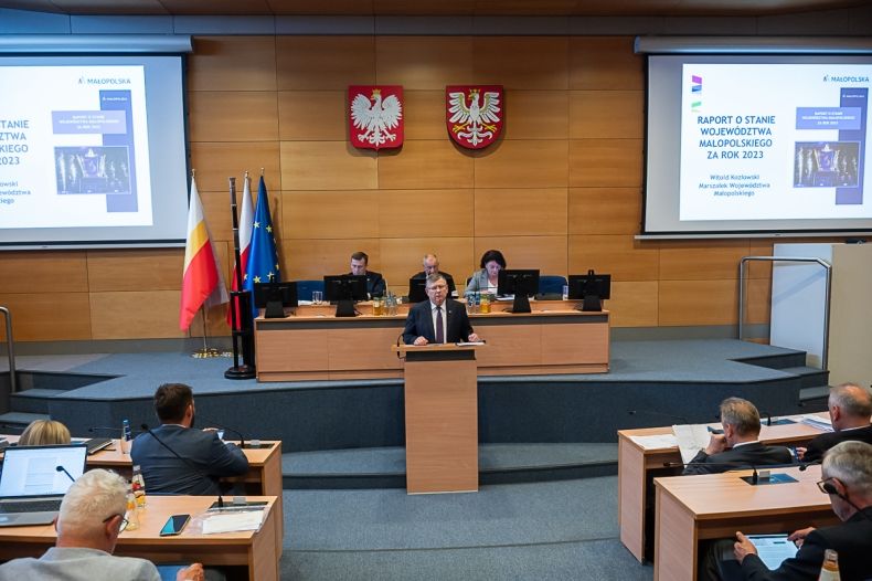 Marszałek Witold Kozłowski podczas przedstawiania raportu o stanie województwa.